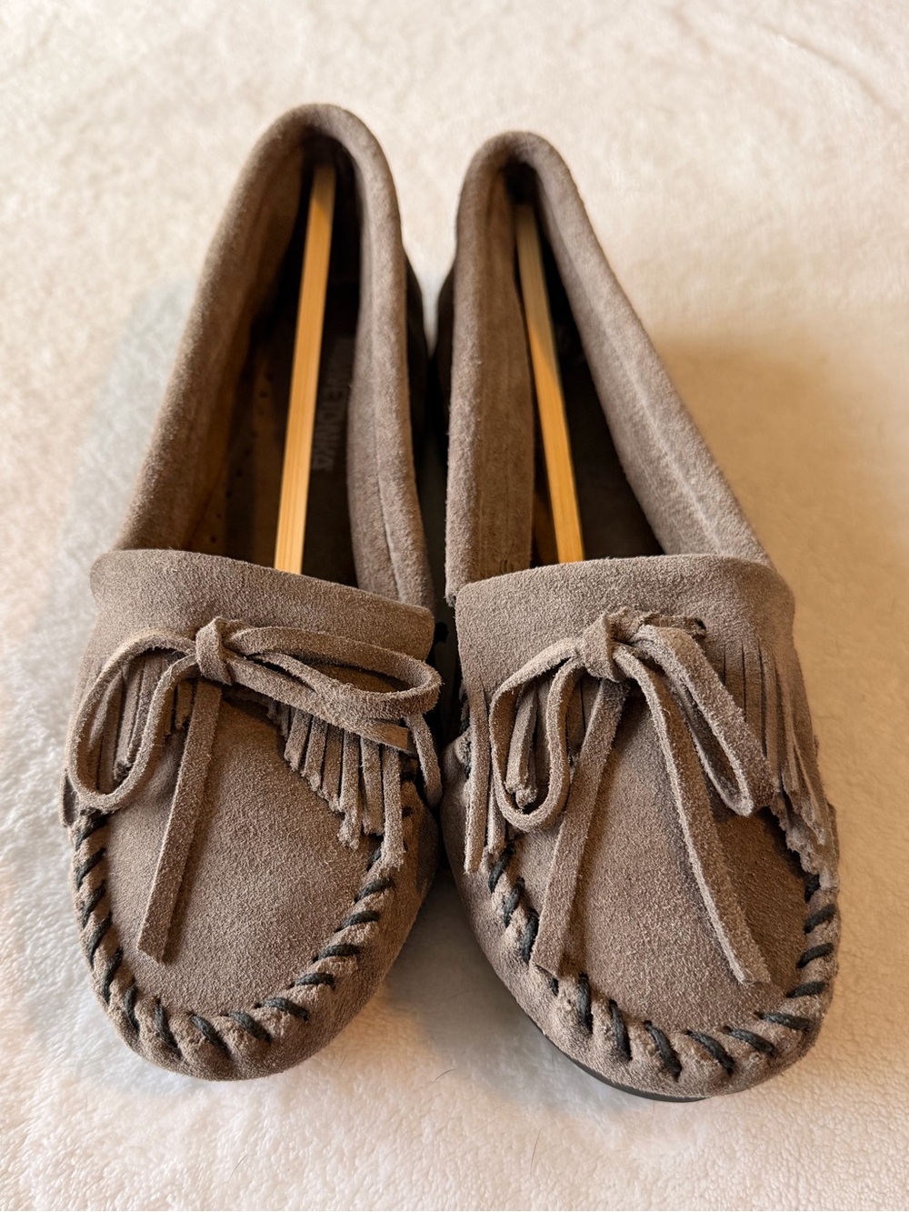 Minnetonka Kilty Hardsole Suede Moccasin Loafers in Gray Size 7.5 - Picture 2 of 6
